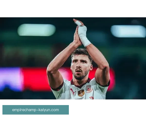 鲁本·迪亚斯在曼城的表现稳健，助力球队争夺联赛冠军。